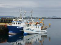 Zwei Fischkutter im Abendlicht in Keflavik